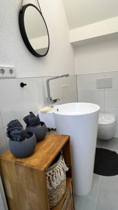 Boho Apartment Mit Aussicht Auf Gartenoase Naehe Duesseldorf เครเฟลด์ ภายนอก รูปภาพ